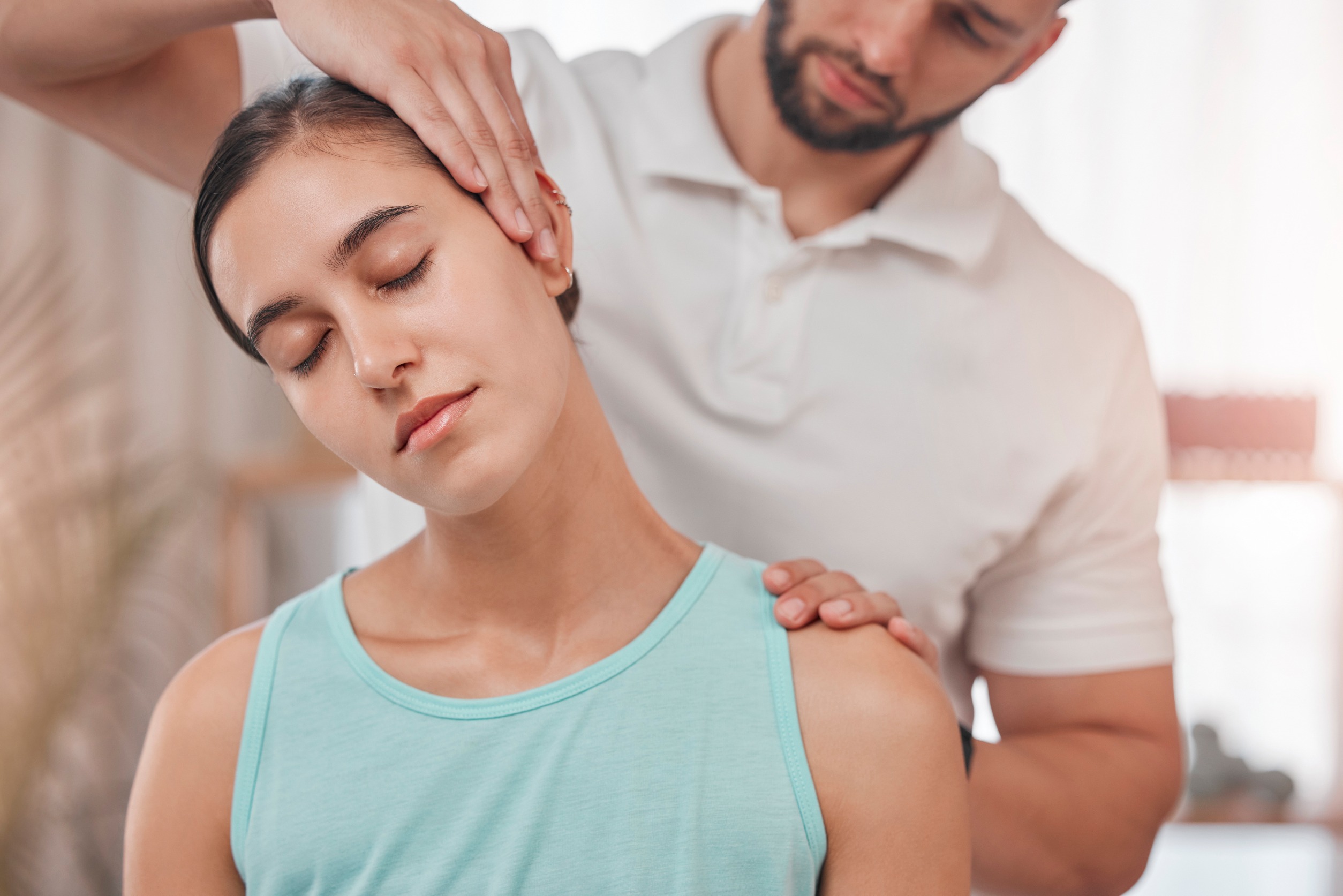 masaje a una mujer en el cuello